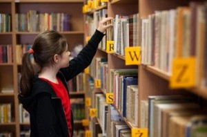 Girl-in-library-380
